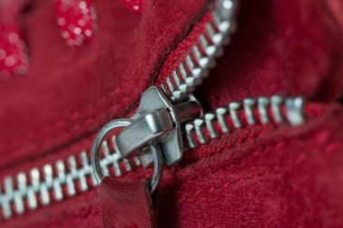 Macro, bordo üzerine metal fermuar.
