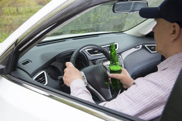 Чоловік Тримає Пляшку Пива Одній Руці Контролює Кермо Автомобіля Іншим — стокове фото