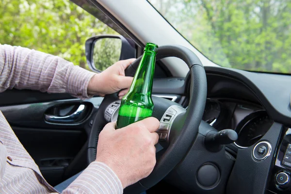 Man Houdt Een Flesje Bier Ene Hand Bestuurt Het Stuur — Stockfoto