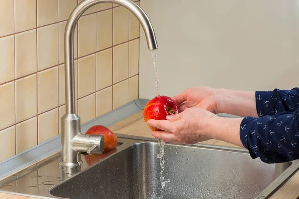 Руках Червоного Яблука Жінка Миє Його Під Проточною Водою Крана — стокове фото