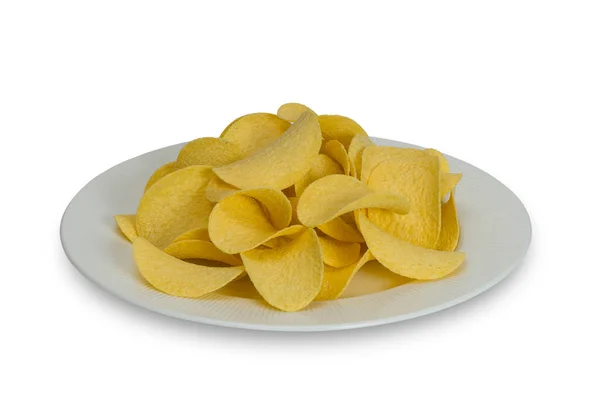 Tabakta bir sürü patates cipsi var, beyaz arka planda izole edilmiş..