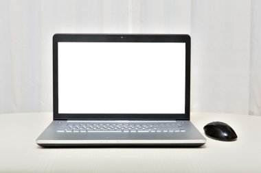 hafif bir arka plan üstünde laptop