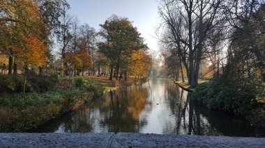 Paisajes urbanos de un hermoso dia de otono en Belgica