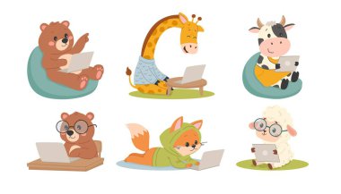Dizüstü bilgisayarda çalışan sevimli çizgi film hayvanları. Düz bir şekilde vektör illüstrasyonu. Çocuklar için bilgisayar kursları kavramı