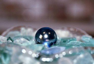 Mavi ve beyaz bardakta mavi boncuk.