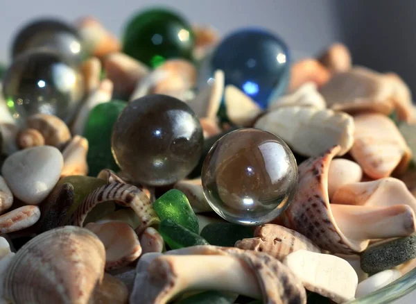 Χρωματιστά Κρύσταλλα Στις Κοχύλια Και Γυαλιά — Φωτογραφία Αρχείου
