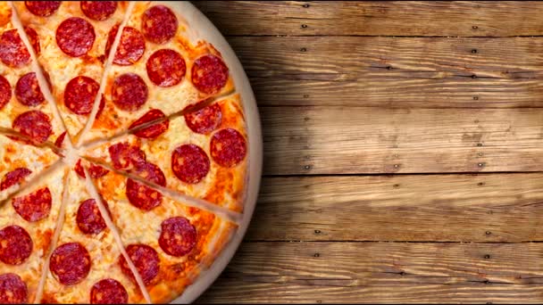 Een Video Van Achtergrond Pepperoni Pizza Een Houten Tafel Beelden — Stockvideo