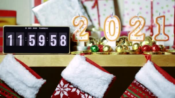 Gelukkig Nieuwjaar 2021 Klokken Kaarsen Aangestoken Oudejaarsavond — Stockvideo