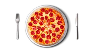 Pizza resmi beyaz tabakta yemeye hazır..