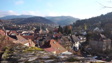 Almanya 'nın güneyindeki Gernsbach şehrinin güzel manzarası..
