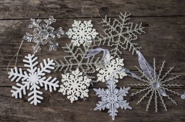 Tahta zeminde çeşitli kar taneleri süsleri 