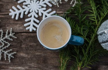 Kartaneli Noel ağacı topu ve ahşap öğütülmüş porsuk dalında kahve.