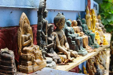 Tayland ve seyahat dini tapınak arka planı altın figürler budda