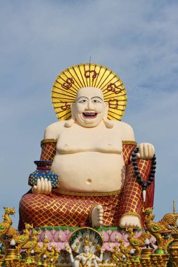 Tayland ve seyahat dini tapınak arka planda altın renkli Buda figürü