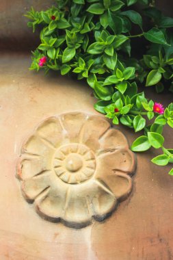 Çiçekli, işaretli ve ağaçlı eski köy duvarı