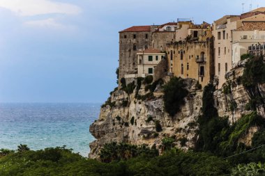 Tropea Calabria 'da okyanusun önündeki bir klip üzerinde taş ev.
