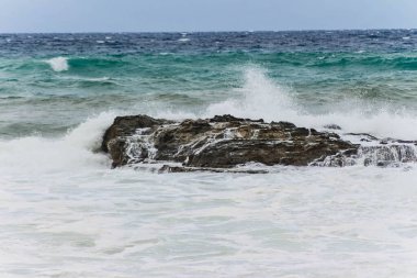 Akdeniz 'de kayalar ve Calabria' da dalgalar.