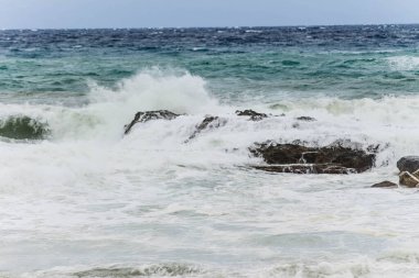 Akdeniz 'de kayalar ve Calabria' da dalgalar.