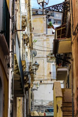 Calabria 'da eski bir Akdeniz kasabasında sokak manzarası