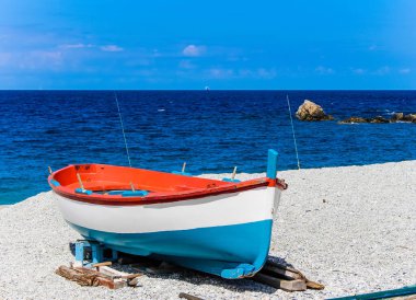 Mavi gökyüzü ve Akdeniz 'de kırmızı ve mavi tekne