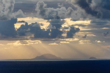 Akdeniz 'deki Calabria vulcano stromboli güneşi
