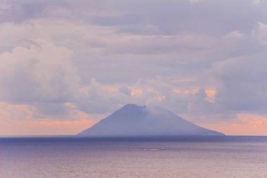 Akdeniz 'in yumuşak renklerinde Calabria volkanik stromboli güneşi
