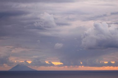 Akdeniz 'deki Calabria vulcano stromboli güneşi