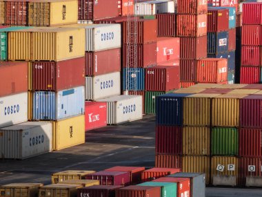 Limandaki çok renkli gemi konteynırı