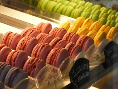 Bir pastanede renkli makaronlar. Yaklaş.