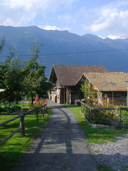 Beau Village Suisse Avec Vieilles Maisons Montagnes — Photo