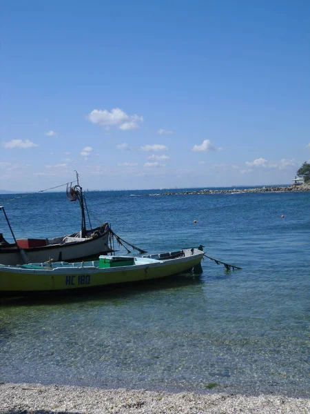 Barco Pesca Una Playa Con Agua Cristalina Bulgaria — Foto de Stock