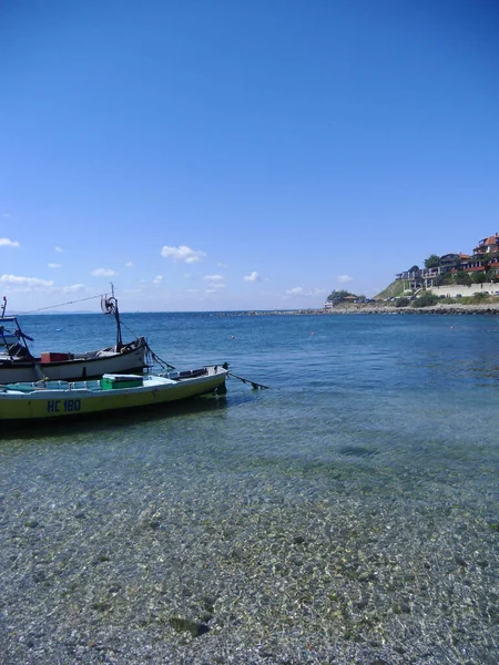 Bulgaria Kristal Suyu Olan Bir Sahilde Balıkçı Teknesi — Stok fotoğraf