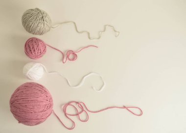 Yerdeki pastel yün toplar