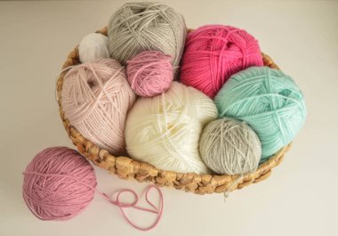 El işleri için sepetine kanca takılmış yün toplar.