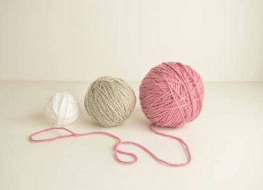 Yerdeki pastel yün toplar