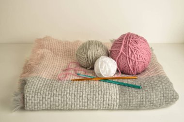 Örgü kancalı kış eşarbında yün toplar.