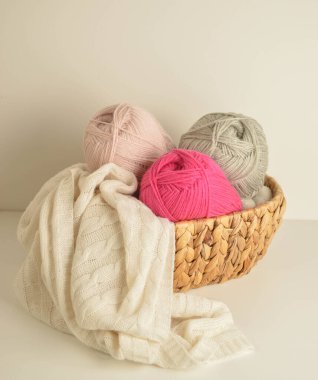 yumuşak renkli yün toplar beyaz yün battaniyeli sepette