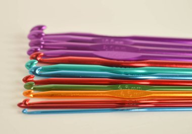 Renkli metal tığ işi kancalar kapanıyor.