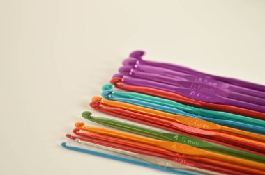 Renkli metal tığ işi kancalar kapanıyor.