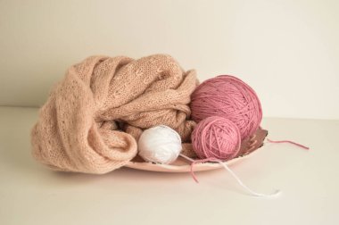 Yün atkılı pembe ve beyaz yün toplar.