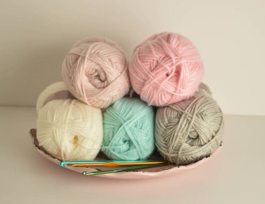 El işi için kancalı yumuşak renkli yün toplar.