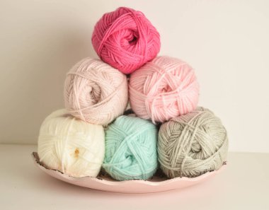 El sanatları için renkli yün toplar.