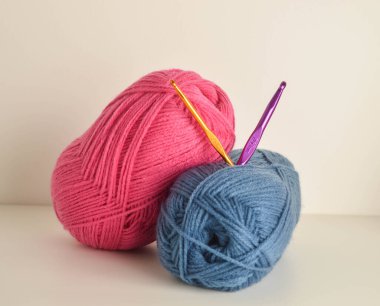 El işi için örgü kancalı renkli yün toplar.