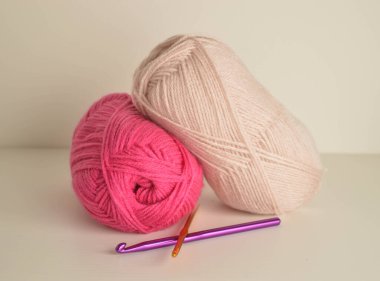 El işi için örgü kancalı renkli yün toplar.