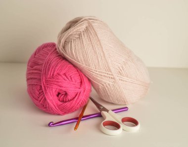 yumuşak renkli yün toplar ve el işi için makas.