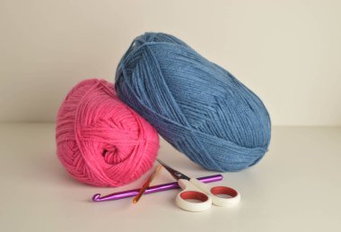 yumuşak renkli yün toplar ve el işi için makas.