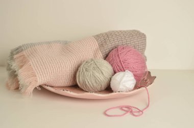 Yün atkılı pembe ve beyaz yün toplar.