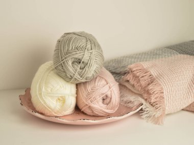 El sanatları için renkli yün toplar.