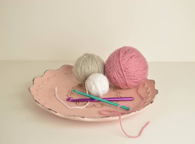 El işi için kancalı yün toplar.