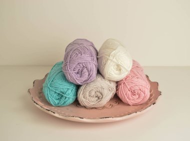 Örgü ve el işi için pastel renkli yün toplar.